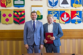 Депутат Сергей Буяков вручил награды Законодательного Собрания