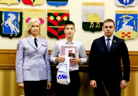 Александр Лазарев вручил паспорта юным гражданам Российской Федерации