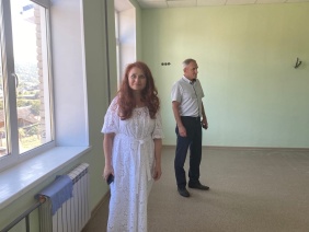 Особое внимание было уделено школам № 1 и № 4, которые были включены в реестр «Народной программы» и уже в этом году получили средства на капитальный ремонт. «Строители сделали, казалось бы, невозможное. Всего за 3 месяца они успешно справились с поставленной задачей. Но я хочу поблагодарить не только подрядчика, но и администрацию Усть-Катавского округа и своих коллег депутатов Собрания депутатов. Под руководством главы округа Сергея Семкова, который всё лето в ежедневном режиме держал ход работ на личном