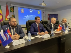 Депутаты отчитались о деятельности областного парламента перед жителями Южного избирательного округа