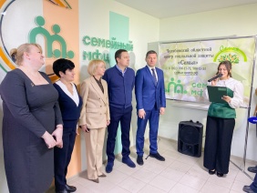 Заместитель председателя Законодательного Собрания Анатолий Ерёмин и председатель комитета по социальной политике Сергей Буяков приняли участие в открытии семейного многофункционального центра в Челябинске