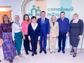 Заместитель председателя Законодательного Собрания Анатолий Ерёмин и председатель комитета по социальной политике Сергей Буяков приняли участие в открытии семейного многофункционального центра в Челябинске