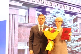 Председатель Законодательного Собрания Александр Лазарев вручил награды областного парламента сотрудникам ракетного центра имени академика В.П. Макеева в честь 75-летия предприятия