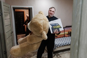 Председатель Законодательного Собрания Олег Гербер исполнил мечту семилетней Ясмины из Октябрьского района