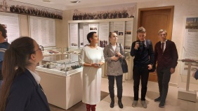 Елена Тарасова рассказала об истории законодательного (представительного) органа власти, его руководителях и законотворческой деятельности, а также ответила на вопросы молодежи, которые касались организации работы в округах, принимаемых законах, сменяемости депутатского корпуса. Для участников встречи также была организована экскурсия по зданию Законодательного Собрания, которому в этому году исполняется 110 лет, а также в музей Законодательного Собрания Челябинской области. Экспозиция рассказывает об исто