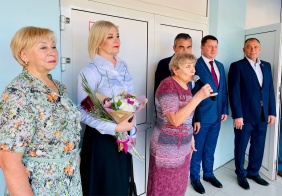 Ежегодно депутаты областного парламента принимают участие в праздничных линейках.