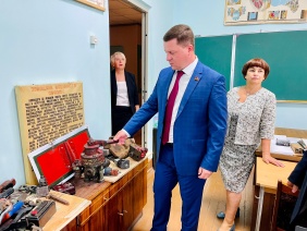 Ежегодно депутаты областного парламента принимают участие в праздничных линейках.