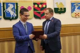 Депутат Законодательного Собрания Евгений Рева вручил благодарственные письма областного парламента сотрудникам уникального научного предприятия «НИИИТ-РК» имени А.М. Брейгина.