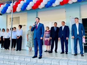 Ежегодно депутаты областного парламента принимают участие в праздничных линейках.