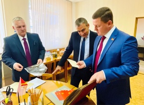 Ежегодно депутаты областного парламента принимают участие в праздничных линейках.