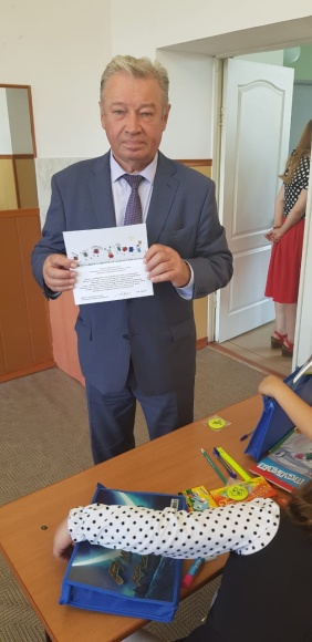 Ежегодно депутаты областного парламента принимают участие в праздничных линейках.