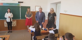 Ежегодно депутаты областного парламента принимают участие в праздничных линейках.