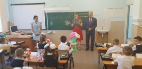 Ежегодно депутаты областного парламента принимают участие в праздничных линейках.