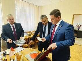 Благодаря помощи заместителя председателя  Законодательного Собрания Вадима Ромасенко в музей железнодорожного отделения возвращена историческая модель паровоза «Коммунар»