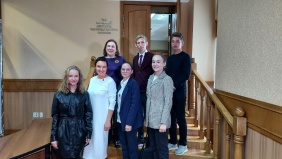 Елена Тарасова рассказала об истории законодательного (представительного) органа власти, его руководителях и законотворческой деятельности, а также ответила на вопросы молодежи, которые касались организации работы в округах, принимаемых законах, сменяемости депутатского корпуса. Для участников встречи также была организована экскурсия по зданию Законодательного Собрания, которому в этому году исполняется 110 лет, а также в музей Законодательного Собрания Челябинской области. Экспозиция рассказывает об исто