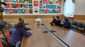 Елена Тарасова рассказала об истории законодательного (представительного) органа власти, его руководителях и законотворческой деятельности, а также ответила на вопросы молодежи, которые касались организации работы в округах, принимаемых законах, сменяемости депутатского корпуса. Для участников встречи также была организована экскурсия по зданию Законодательного Собрания, которому в этому году исполняется 110 лет, а также в музей Законодательного Собрания Челябинской области. Экспозиция рассказывает об исто