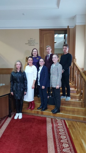 Елена Тарасова рассказала об истории законодательного (представительного) органа власти, его руководителях и законотворческой деятельности, а также ответила на вопросы молодежи, которые касались организации работы в округах, принимаемых законах, сменяемости депутатского корпуса. Для участников встречи также была организована экскурсия по зданию Законодательного Собрания, которому в этому году исполняется 110 лет, а также в музей Законодательного Собрания Челябинской области. Экспозиция рассказывает об исто