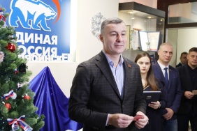 Александр Лазарев принял участие в благотворительной новогодней акции в Региональном исполнительном комитете партии «Единая Россия» 