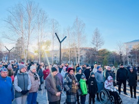 Заместитель председателя Законодательного Собрания Вадим Ромасенко поздравил жителей Ленинского района с появлением нового сквера возле ДК «Станкомаш»