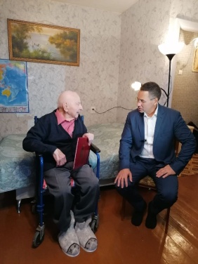 Депутат Олег Садовских поздравил ветерана Великой Отечественной войны со 100-летием со дня рождения