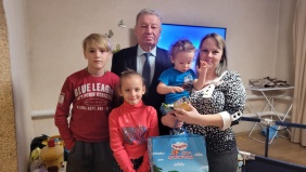 Депутаты Законодательного Собрания принимают участие в новогодних благотворительных акциях