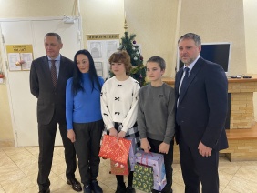 Депутаты Законодательного Собрания принимают участие в новогодних благотворительных акциях