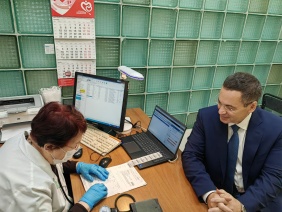 Олег Садовских принял участие в акции по сдаче крови