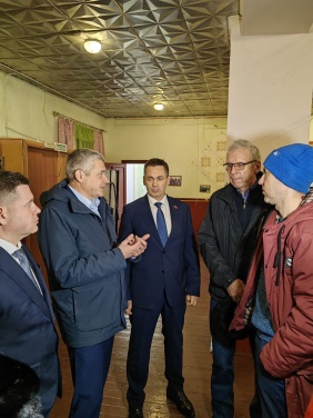 Депутат Олег Садовских провел встречу с жителями поселков Новотагилка, Селянкино и Наилы.
