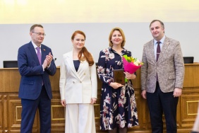 Заместитель председателя Законодательного Собрания Олег Гербер поздравил победителей конкурсов журналистских работ на лучшее освещение деятельности областного парламента