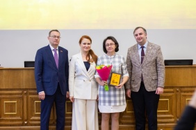 Заместитель председателя Законодательного Собрания Олег Гербер поздравил победителей конкурсов журналистских работ на лучшее освещение деятельности областного парламента