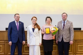 Заместитель председателя Законодательного Собрания Олег Гербер поздравил победителей конкурсов журналистских работ на лучшее освещение деятельности областного парламента