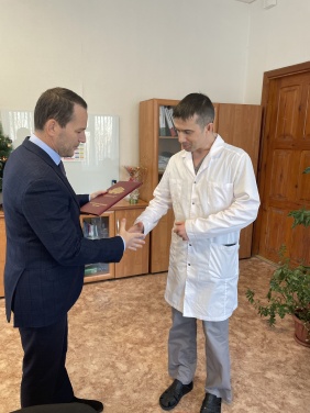 Павел Киселёв поблагодарил каждого награждаемого лично и вручил медикам благодарственные письма от Законодательного Собрания.