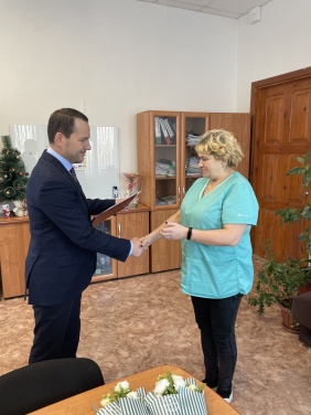 Павел Киселёв поблагодарил каждого награждаемого лично и вручил медикам благодарственные письма от Законодательного Собрания.