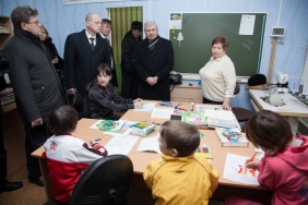 Председатель Законодательного Собрания Владимир Мякуш побывал с рабочим визитом в школе-интернате села Тюбук