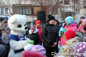 14 декабря в Челябинске прошли праздники двора, организованные депутатами фракции «Единая Россия» в честь открытия новых детских площадок