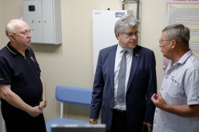 Александр Журавлев посетил фельдшерско-акушерский пункт в деревне Щапино