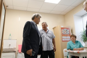 Александр Журавлев посетил фельдшерско-акушерский пункт в деревне Щапино