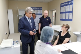 Александр Журавлев посетил фельдшерско-акушерский пункт в деревне Щапино