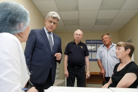 Александр Журавлев посетил фельдшерско-акушерский пункт в деревне Щапино