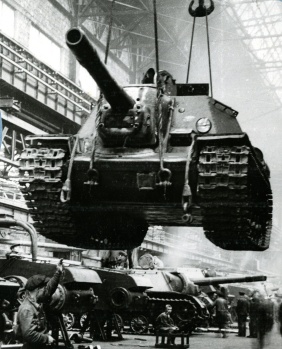 В сборочном цехе самоходных артустановок ИСУ-152, 1945 год. Заявление Л.М. Горбоноса с просьбой о зачислении добровольцем в УДТК. 3 марта 1943 г. Из фондов ОГАЧО.