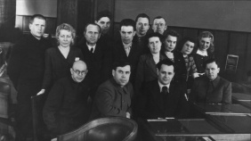Челябинский обком ВКП(б). 1-й ряд сидят: первый справа А.А. Белобородов, второй справа Н.С. Патоличев. Из фондов ОГАЧО.