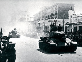 Парад 63-й танковой бригады УДТК 9 мая 1943 г. Из фондов ОГАЧО.