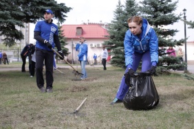 Сегодня депутаты и аппарат Законодательного Собрания вышли на традиционный весенний субботник в Сад Победы