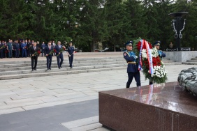 Церемония возложения венков и цветов к Вечному Огню ко Дню памяти и скорби