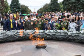 Церемония возложения венков и цветов к Вечному Огню ко Дню памяти и скорби
