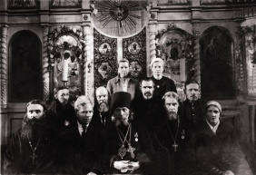 Епископ Свердловский и Челябинский Товия (Остроумов) со служащими Свято-Симеоновской церкви. 1945