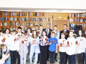 Зайти в гости к ветерану, поговорить в уютной домашней обстановке, расспросить о проблемах и возможности оказания помощи стало доброй традицией не только в преддверии знаменательных дат или праздников.