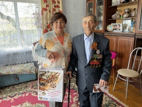 Зайти в гости к ветерану, поговорить в уютной домашней обстановке, расспросить о проблемах и возможности оказания помощи стало доброй традицией не только в преддверии знаменательных дат или праздников.