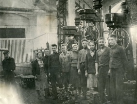 Члены комсомольско-молодежной бригады Березкина цеха № 2 Усть-Катавского вагоностроительного завода