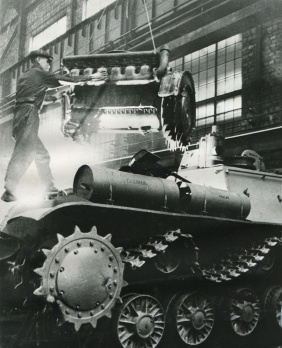 Альбом фотографий к 200-летию основания г. Челябинска (1745-1945). Страница 26. Раздел Танкоград. Установка мотора на танк. , 1945